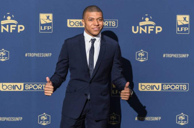 Mbappe được dựng tượng sáp ở tuổi 19